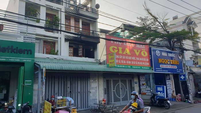 Cuồng ghen, phóng hỏa đốt nhà khiến bạn gái cũ tử vong: T.D.T (28 tuổi, quê Cà Mau) có quan hệ tình cảm với chị D.T.H (22 tuổi, quê Bình Phước) và sống chung tại một nhà trọ ở đường Đông Hưng Thuận 02 (phường Đông Hưng Thuận, quận 12, TP HCM). Khoảng một tuần trước, cặp đôi xảy ra mâu thuẫn. T dọn ra ngoài, còn chị H. ở lại căn nhà trọ trên. Biết H. có bạn trai mới là anh X, T. nảy sinh ý định trả thù. Tối 7/12, T mua xăng, lẻn vào nhà trọ, đợi đến khi chị H và anh X về ngủ, nghi phạm đã phóng hỏa. Vụ việc làm chị H tử vong, còn anh X bị thương nặng. Ngày 8/12, Công an Quận 12 cho biết đang tạm giữ đối tượng T. để điều tra, làm rõ.