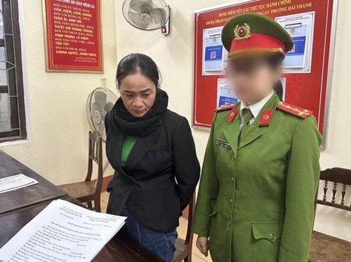 Bắt nữ Giám đốc lập khống chi phí nhân công nhằm trốn thuế: Ngày 8/12, Công an tỉnh Quảng Bình đã khởi tố bị can và áp dụng biện pháp ngăn chặn cấm đi khỏi nơi cư trú đối với Nguyễn Thị Thanh Thảo (SN 1976, trú phường Hải Thành, TP. Đồng Hới), là Giám đốc Công ty TNHH Thương mại và Xây dựng Khánh Hòa, về hành vi trốn thuế. Với vai trò là giám đốc công ty, Nguyễn Thị Thanh Thảo đã lập khống chi phí nhân công nhằm trốn thuế hơn 500 triệu đồng.