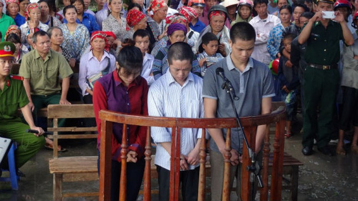 Sau khi ăn uống, lợi dụng lúc anh Q mất cảnh giác, Sếnh dùng khúc gỗ đánh mạnh vào sau gáy nạn nhân. Bị đánh bất ngờ, anh Q vùng bỏ chạy nhưng bị Sếnh và đứa cháu họ đuổi đánh liên tiếp. Chạy đến khu vực gần bờ suối, Sếnh đã ra tay sát hại nạn nhân. Sau khi gây án, Sếnh cùng vợ lập tức bỏ trốn còn đứa cháu họ thì trở về nhà như chưa có chuyện gì xảy ra. Ngày 4/7/2014, TAND tỉnh Lào Cai đã tuyên phạt bị cáo Vàng Seo Sếnh 20 năm tù, Tẩn Láo Tả 10 năm tù và Tẩn Pà Mẩy 8 năm tù cùng về tội “Giết người”. (Ảnh Pháp Luật Việt Nam)