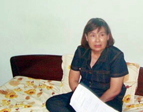 Cũng lăn lộn giữa đám giang hồ, du thủ du thực để kiếm sống bằng đủ thứ nghề, chị cả Vũ Hoàng Oanh (Oanh "Hà”, SN 1957) với bản tính côn đồ như đàn ông sẵn sàng lăn xả vào những trận "đao búa" của cô em Dung "Hà”. Oanh "Hà” kiếm sống bằng nghề buôn đôla giả, mua đi bán lại những món hàng trộm cắp, cướp giật từ đám giang hồ đất Cảng khi ấy. Cái thời Dung "Hà” nổi danh khắp giang hồ xứ Bắc, giới này đã phải kiêng dè Oanh "Hà”, bởi trong nhà, người mà Dung "Hà” kính nể nhất chính là chị cả.