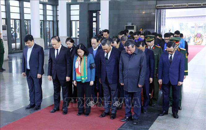Đoàn đại biểu Thành uỷ, UBND, HĐND, MTTQ Việt Nam thành phố Hà Nội do Ủy viên Bộ Chính trị, Bí thư thành uỷ Hà Nội Bùi Thị Minh Hoài dẫn đầu vào viếng. Ảnh: Phạm Kiên/TTXVN