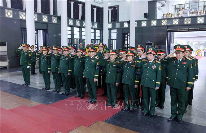 Đoàn đại biểu Quân uỷ Trung ương - Bộ Quốc phòng do Đại tướng Phan Văn Giang, Ủy viên Bộ Chính trị, Phó Bí thư Quân ủy Trung ương, Bộ trưởng Bộ Quốc phòng dẫn đầu vào viếng. Ảnh: Phạm Kiên/TTXVN