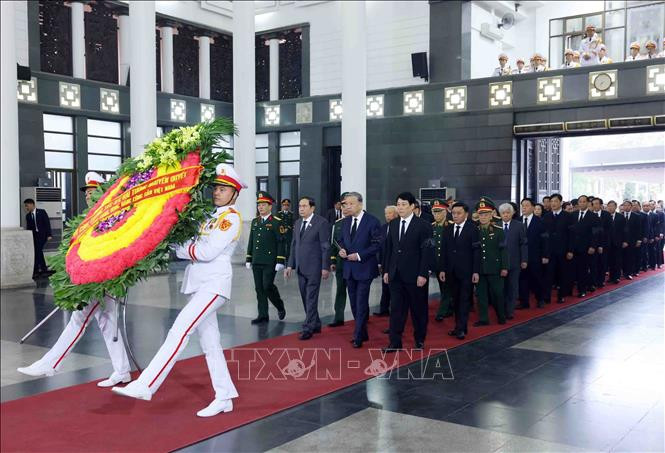 Đoàn đại biểu Ban Chấp hành Trung ương Đảng do Tổng Bí thư Tô Lâm dẫn đầu vào viếng. Ảnh: Phạm Kiên/TTXVN