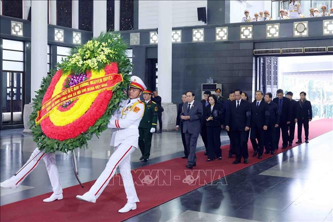 Đoàn đại biểu Quốc hội do Chủ tịch Quốc hội Trần Thanh Mẫn làm trưởng đoàn vào viếng Đại tướng Nguyễn Quyết. Ảnh: Phạm Kiên/TTXVN