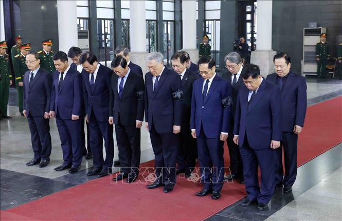 Đoàn Chính phủ do Phó Thủ tướng Thường trực Nguyễn Hoà Bình dẫn đầu làm trưởng đoàn viếng Đại tướng Nguyễn Quyết. Ảnh: Phạm Kiên/TTXVN