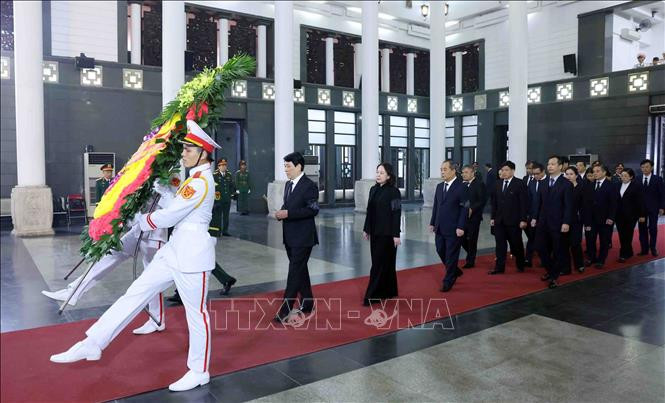 Đoàn Chủ tịch nước do Chủ tịch nước Lương Cường dẫn đầu làm trưởng đoàn viếng Đại tướng Nguyễn Quyết. Ảnh: Phạm Kiên/TTXVN