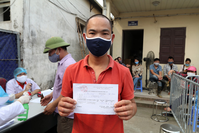 Người dân phấn khởi khi nhận kết quả âm tính.