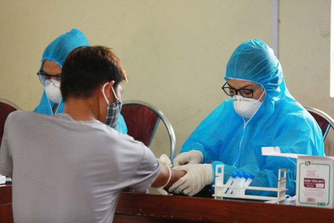 Sau khi lấy mẫu máu, người lao động ra khu vực chờ lấy kết quả sau 15 phút.
