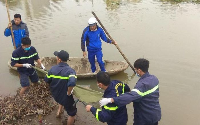 Phát hiện thi thể có nhiều vết bầm tím dưới sông: Ngày 7/12, ông Nguyễn Văn Đoàn - Chủ tịch UBND thị trấn Hương Canh, huyện Bình Xuyên, tỉnh Vĩnh Phúc cho biết, lực lượng chức năng đang điều tra vụ việc một thi thể được tìm thấy dưới sông. Theo một số người dân có mặt gần khu vực này, nạn nhân là nam giới, khi được lực lượng cứu hộ trục vớt lên trên người có nhiều vết bầm tím. Hiện, vụ việc đang được cơ quan điều tra tiếp tục xử lý theo đúng quy định.
