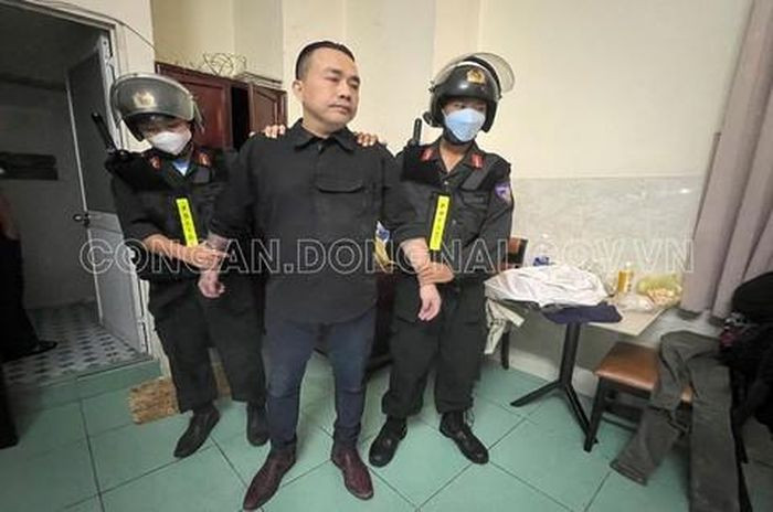 Sau chia tay cô gái nhận quả đắng từ người yêu cũ: Lê Thanh Tuấn (SN 1975, quốc tịch Đức; tạm trú TP Biên Hòa, Đồng Nai) và chị N.T.U. có quan hệ tình cảm yêu đương từ năm 2016. Trong thời gian Tuấn ở Đức, cả hai vẫn giữ mối liên lạc với nhau, nhiều lần Tuấn yêu cầu chị U. chụp “ảnh nóng” gửi qua mạng xã hội. Đến năm 2020, cả hai chia tay. Tuấn liên tục đe dọa, ép buộc chị U. phải đưa số tiền 900 triệu đồng mà Tuấn đã cho chị này trước đó, nếu không sẽ tung “ảnh nóng” lên MXH. Ngày 7/12, Công an tỉnh Đồng Nai cho biết đang tạm giữ Tuấn để điều tra, làm rõ.