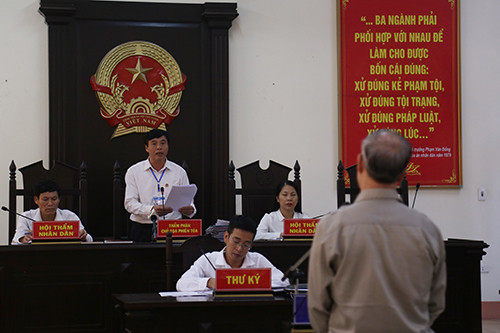 Sau mỗi lần, hiệu trưởng My đều dặn học sinh không được kể lại với ai và thường cho kẹo hoặc tiền từ 20.000 đến 50.000 đồng. 9 nam sinh từ đó bị thầy hiệu trưởng lạm dụng tình dục trong suốt thời gian dài, nạn nhân nhỏ nhất 14 tuổi.