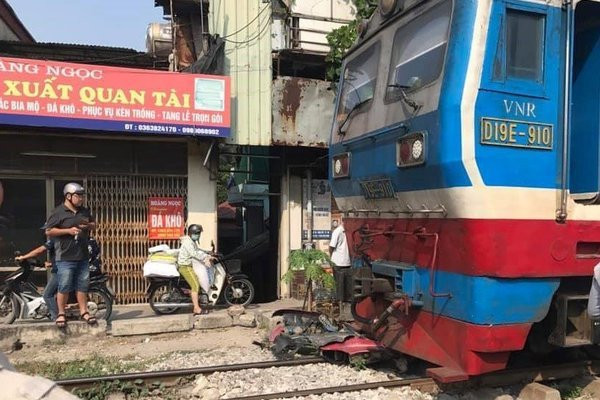 Cố vượt đường sắt, thanh niên Hà Nội bị tàu hỏa đâm chết: Khoảng 9h ngày 27/9, tại km 8+050 khu gian Giáp Bát - Văn Điển (Thanh Trì, Hà Nội) tuyến đường sắt Bắc - Nam một nam thanh niên cố vượt qua đường sắt bị tàu cán tử vong.
