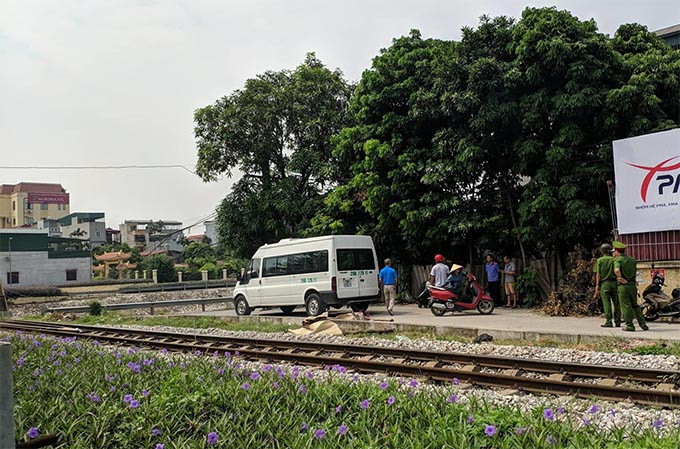 Hậu quả, nam thanh niên tử vong tại chỗ. Xe máy của nạn nhân bị biến dạng nằm dưới phần đầu máy của tàu hỏa. Ga Văn Điển đã cử người phối hợp với tổ tàu giải quyết vụ tai nạn. Tàu SE5 đã tiếp tục hành trình.