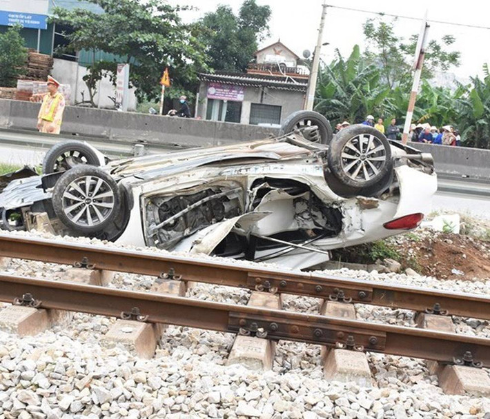 Vị trí xảy ra vụ tai nạn là đoạn đường ngang dân sinh giao cắt đường sắt không có gác chắn nhưng đã được lắp đặt các biển cảnh báo nguy hiểm.