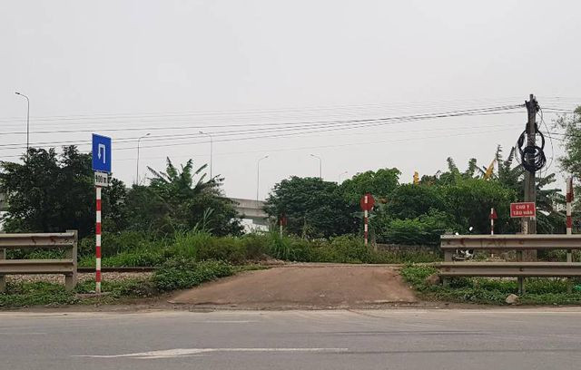 Hậu quả, vợ chồng ông Hà Minh C. bị tàu hất văng sang bên đường ray, tử vong tại chỗ. Vụ tai nạn khiến đoàn tàu khách SE35 phải dừng lại 15 phút để xử lý sự việc, sau đó mới tiếp tục hành trình.