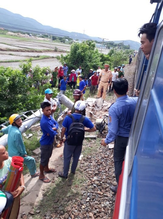 Ông Huỳnh Văn Điển, Chủ tịch UBND huyện Tuy Phong cho biết, vụ tai nạn làm 4 người trên xe 16 chỗ thương vong, trong đó 3 người chết và 1 người bị thương.