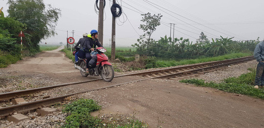 Khi đến km 109 + 300 theo lý trình đường sắt, ông C. điều khiển xe máy rẽ vào xã Yên Bằng (huyện Ý Yên, tỉnh Nam Định) nhưng do thiếu quan sát nên đã bị tàu khách số hiệu SE35 chạy hướng Bắc-Nam đúng lúc này chạy tới tông trúng.