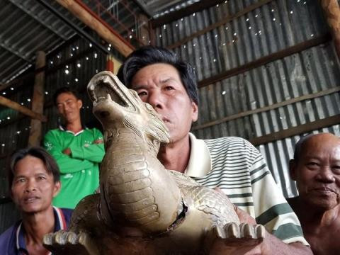 Ngày 2/12, trong lúc đi lặn biển mò ốc móng tay ngư dân Nguyễn Hồng Trợ (ngụ tại xã Đất Mũi, huyện Ngọc Hiển) đã nhặt được tượng thú lạ ở cửa biển Vàm Xoáy, xã Đất Mũi cách đất liền khoảng 500m.