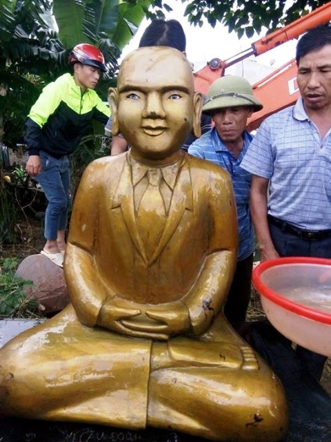 Phát hiện pho tượng lạ, vàng óng, dáng ngồi giống tượng phật: Sáng ngày 7/11/2016, gia đình ông Nguyễn Trọng Thái, Phó Bí thư Đảng ủy xã Quảng Phú (ngụ ở thôn 2, xã Quảng Phú, TP Thanh Hóa, Thanh Hóa), trong lúc dọn đầm để nuôi tôm có đào đất ngăn đầm thì vô tình múc phải 1 vật bằng gỗ. Khi mọi người đào đưa lên bờ thì phát hiện đó là 1 pho tượng.