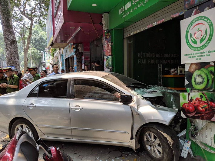 Rất may, tại thời điểm xảy ra tai nạn, không có người đứng trước cửa hàng, chiếc xe cũng không va phải người lưu thông trên đường. Nhân chứng cho biết, chiếc ô tô gây ra vụ đâm trên đã xuất phát từ khu nhà chung cư 93 Lò Đúc. Cú đâm xe mạnh khiến phần cửa kính cửa hàng hoa quả vỡ tan, phần đầu xe ô tô biến dạng mạnh.