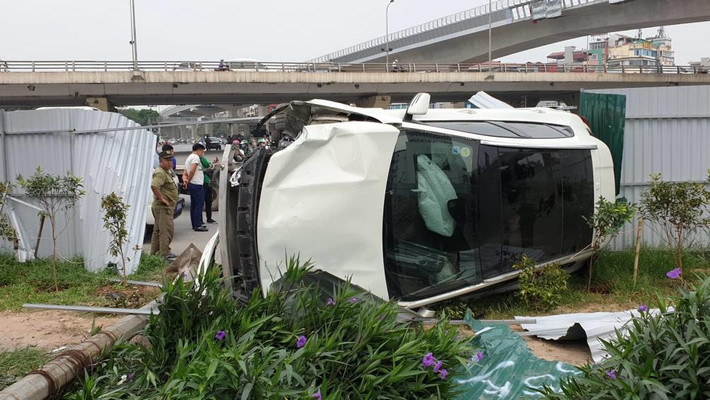 Nữ tài xế Mercedes đâm liên hoàn ở Cầu Giấy, Hà Nội: Sáng 9/4, chị H đã điều khiển xe ôtô di chuyển từ Xuân Thủy quay đầu sang đường Phạm Hùng, khi đến vị trí trên thì gây ra tai nạn liên hoàn.