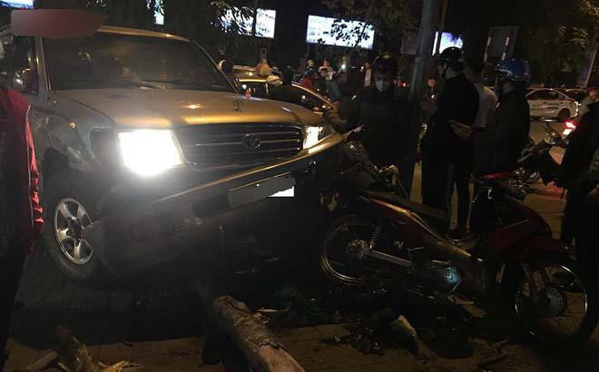 Nhận tin báo, lực lượng chức năng khẩn trương đến hiện trường để xử lý, phân luồng giao thông và đưa các nạn nhân đi cấp cứu. Người điều khiển xe ô tô gây tai nạn là một phụ nữ.