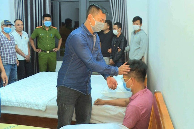 Dọa đưa ra nước ngoài giết người, lấy thận đem bán: Nguyễn Văn Nhất Thắng (31 tuổi, ở Đắk Lắk) có quen biết và vay của bà Trần Thị Thắm (47 tuổi, ngụ TP Buôn Ma Thuột) 4,4 tỷ đồng. Đến hạn thanh toán và nhiều lần đòi không được, bà Thắm đã thuê Đào Duy Thắng (46 tuổi, ở Đắk Lắk) đòi giúp khoản nợ trên. Nhóm của Thắng đã bắt giữ đánh đập nạn nhân để ép trả 4,4 tỷ đồng. Sau đó, nhóm này còn đe dọa đưa Nhất Thắng ra nước ngoài giết, bán thận lấy tiền. May mắn anh Thắng đã trốn thoát. Ngày 18/6, nhóm Duy Thắng bị bắt.