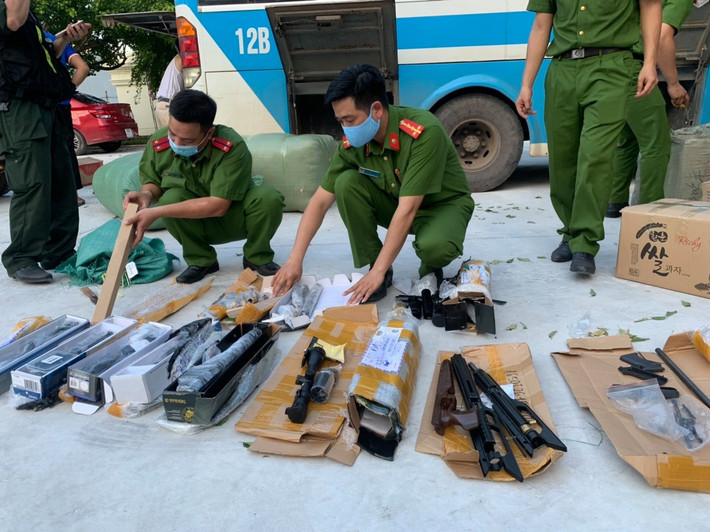 Bắt xe ô tô chở theo linh kiện súng hơi và hơn 170 kg đạn chì: Ngày 18/6, Công an huyện Yên Thế (tỉnh Bắc Giang) cho biết, số linh kiện súng hơi khí nén này là của chị Lưu Thị Thắm (SN 1981, trú huyện Tân Yên, tỉnh Bắc Giang). Tại Công an huyện Yên Thế, chị Thắm khai nhận do bản thân mua về để mang đi tiêu thụ, khi vận chuyển đến thị trấn Phồn Xương, huyện Yên Thế thì bị lực lượng Công an kiểm tra, phát hiện.