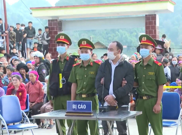 Quá trình điều tra, ban chuyên án thu giữ những tài sản mà Phúc chiếm đoạt của nạn nhân, thân rễ cây lá ngón còn lại nơi Phúc lấy để nấu nước đầu độc nạn nhân, những công cụ, phương tiện đối tượng sử dụng để thực hiện hành vi phạm tội. Ngày 23/9/2022, TAND tỉnh Lai Châu đã tuyên phạt bị cáo Triệu Vạn Phúc với 2 năm tù về tội vu khống, 20 năm tù về tội trộm cắp tài sản, tử hình về tội giết người; tổng khung hình phạt là tử hình.