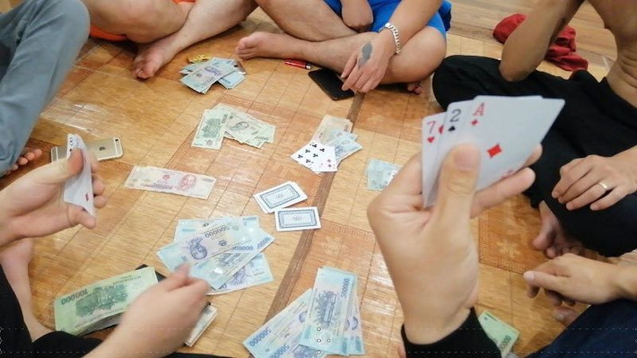 Đến 6h, ông Vững vẫn nằm trên giường gọi: "Khang ơi dậy đi học thôi, muộn rồi". Ông Vững gọi 2-3 câu không thấy cháu trả lời nên đi sang giường cháu và hoảng hồn phát hiện ra vụ việc. Ngay lập tức, ông Vững gọi điện cho ông Đặng Văn Quân là em ruột. Khi ông Quân vào nhà kiểm tra thì xác định cháu Khang bị chém nhiều nhát vào đầu, mặt dẫn đến tử vong... Vào thời điểm đó, nhiều nghi vấn tập trung vào các mâu thuẫn của bố đẻ cháu Khang, là anh Đặng Văn Vinh. Anh Vinh có máu mê cờ bạc, do vay nợ tiền nhiều lần không trả, đã bị các chủ nợ đe dọa đòi tiền. (Ảnh minh họa, nguồn internet)