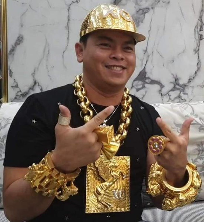 Trước đó, đại gia Phúc XO nổi tiếng trên mạng xã hội khi nhiều youtuber đăng tải, phản ánh là người đeo vàng nhiều nhất Việt Nam.