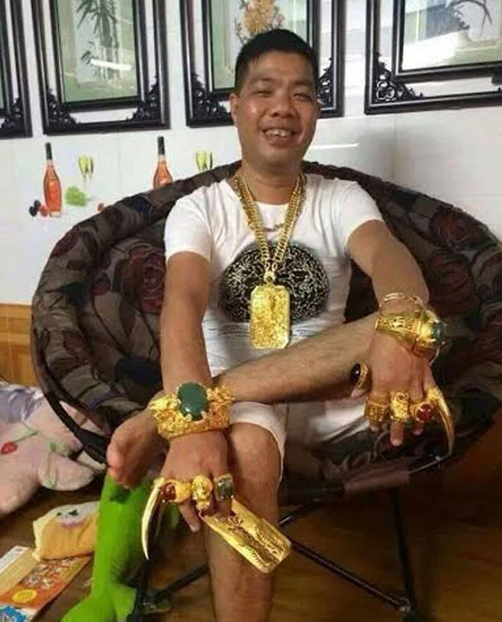 Tùng "vâu" cho biết, số lượng vàng đeo trên người không tính bằng cây mà tính bằng cân. Mỗi bộ trang sức gồm dây chuyền, vòng tay, nhẫn... khoảng 2kg, tính cả mặt đá thì giá trị mỗi bộ này khoảng 5 tỷ đồng. Nhiều người cho rằng, nguồn tiền mà Tùng “vâu” dùng để mua vàng là từ việc cho vay lãi nặng trong giao dịch dân sự.