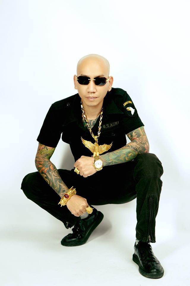 Phú Lê không chỉ nổi danh với vẻ ngoài bặm trợn chi chít hình xăm, đeo trang sức vàng hình quạ mà vợ chồng Phú Lê trước đó còn dính đến lùm xùm về vi phạm quảng cáo thực phẩm chức năng, bán thực phẩm chức năng sai phép. Theo tờ Ngày Nay, tháng 1/2015, Công ty TNHH Hóa mỹ phẩm Thiên Kiều do bà Lã Thuý Kiều vợ Phú Lê làm Giám đốc đã bị cơ quan chức năng phạt 50 triệu đồng, thu hồi giấy phép hoạt động vì sản xuất 4 tấn sản phẩm không công bố chất lượng trước khi lưu thông trên thị trường.