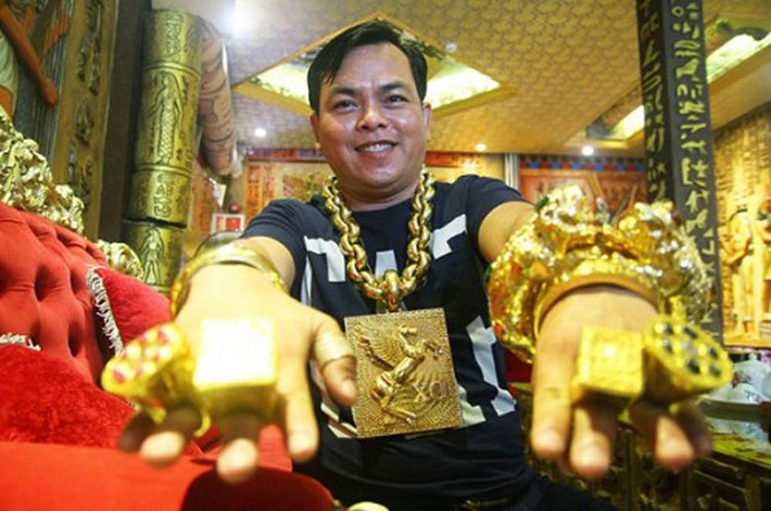 Trước Tùng "vâu", "đại gia đeo vàng" Trần Ngọc Phúc (thường gọi là Phúc XO, 36 tuổi, ngụ quận 12, TP HCM) phải lãnh 12 năm tù vì tội Tàng trữ trái phép chất ma túy.