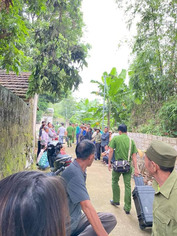 Theo đó, sáng sớm nay (7/10), người dân địa phương phát hiện 2 nạn nhân tử vong tại nhà riêng với nhiều vết đâm, chém trên cơ thể.