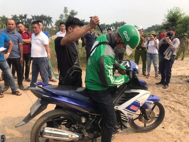 Lúc tài xế cúi xuống kiểm tra xe, Giáp lấy dao bấm truy sát khiến nam sinh chạy Grab tử vong. Sau đó, 2 tên cướp lấy chiếc Exciter rồi chở nhau bỏ chạy về nhà ở huyện Văn Chấn.