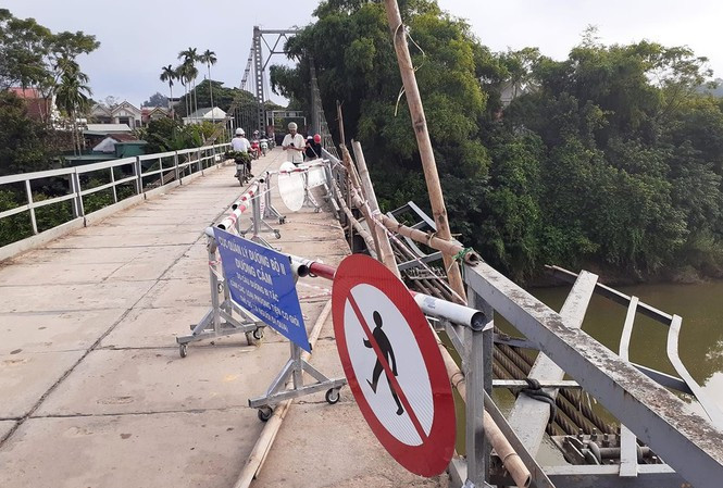 2. Nguyên nhân vụ tai nạn khiến 5 người tử vong: Nguyên nhân sơ bộ dẫn đến vụ tai nạn là do tài xế chiếc Ford Everest đã không làm chủ tốc độ sau đó va chạm với xe máy trên cầu đã khiến 5 người tử vong. Được biết vụ tai nạn xảy ra vào khoảng 19h40 ngày 4/10, trên cầu treo sông Giăng (nối liền giữa 2 xã Phong Thịnh và Thanh Liên, huyện Thanh Chương, tỉnh Nghệ An).