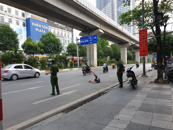 Vụ người đàn ông chặn ô tô xin tiền, dọa giết người đi đường xảy ra vào khoảng 6h cùng ngày, Tổ công tác Công an phường Quang Trung trong quá trình đảm bảo ANTT khu vực trụ sở tiếp công dân Tw tại số 15 Ngô Thì Nhậm, phường Quang Trung có nhận được tin báo tại khu vực số 15 Quang Trung, Hà Đông có người đàn ông có biểu hiện "ngáo đá" liên tục chặn đầu ô tô, chửi bới, dọa giết người đi đường ở phố Quang Trung.