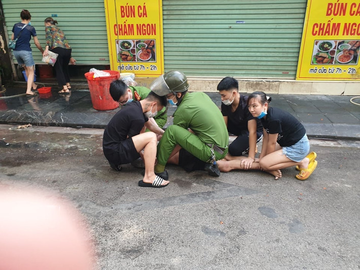 Ngày 26/4/2021 TAND quận Hà Đông đã ra QĐ số 38/2021-QĐ-XLHC Quyết định áp dụng biện pháp XLHC đưa vào cơ sở cai nghiện bắt buộc. Tuy nhiên Sơn đã bỏ trốn trước đó không có mặt tại gia đình. Hiện vụ người đàn ông chặn ô tô xin tiền, dọa giết người đi đường đang được cơ quan chức năng điều tra, làm rõ.