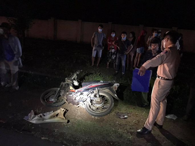 Tử vong do lấn làn tông trực diện vào xe máy khác: Tối 18/5, anh Trương Đỗ Đình Hải (SN 2001, trú TP Pleiku, tỉnh Gia Lai) lái xe máy khi đến xã Biển Hồ đã va chạm với xe máy do anh T. (SN 2000, trú TP Pleiku) điều khiển lưu thông hướng ngược lại. Vụ tai nạn khiến anh T. tử vong tại chỗ, anh Hải nguy kịch, 2 chiếc xe máy bị hư hỏng nặng.
