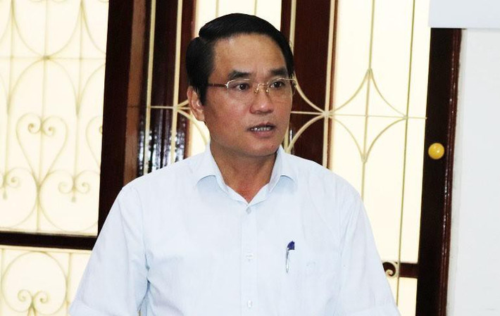 Kỷ luật Phó Chủ tịch tỉnh Sơn La: Ông Lê Hồng Minh, Phó Chủ tịch tỉnh Sơn La bị Thủ tướng kỷ luật khiển trách do đã có vi phạm, khuyết điểm trong công tác và đã bị Ban chấp hành Đảng bộ tỉnh thi hành kỷ luật về Đảng. Ông Lê Hồng Minh sinh năm 1967, quê tại Duy Tiên (Hà Nam), có trình độ kỹ sư xây dựng; trình độ lý luận chính trị: cử nhân. Trước khi đảm nhiệm chức vụ Phó Chủ tịch UBND tỉnh Sơn La, ông Minh là giám đốc Sở Kế hoạch và Đầu tư của tỉnh này.