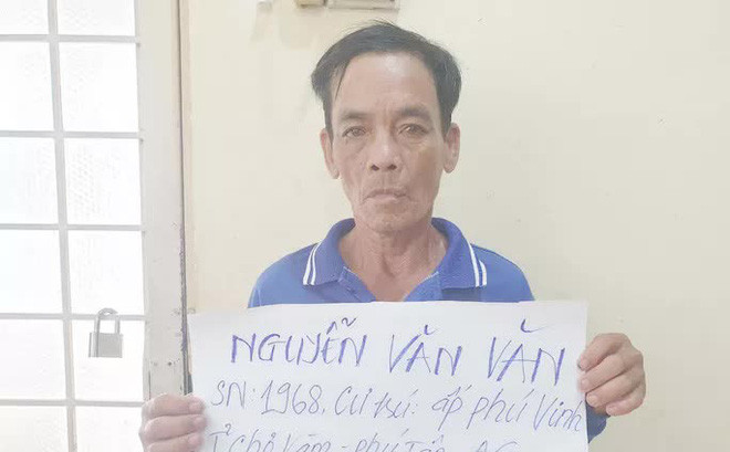 Khuyên bố vợ bớt nhậu nhẹt, con rể bị đâm nhập viện: Ông Nguyễn Văn Văn (SN 1968; ngụ huyện Phú Tân, An Giang) tổ chức đám giỗ tại nhà riêng của mình thuộc khu vực thị trấn Chợ Vàm. Thấy khách đã về hết nhưng ông vẫn ngồi uống rượu một mình nên con rể là Trần Hùng Vương (SN 1994) khuyên bớt nhậu nhẹt để giữ gìn sức khỏe. Vương đã bị bố vợ đâm trọng thương. Ngày 19/5, ông Văn bị Công an An Giang bắt tạm giam.