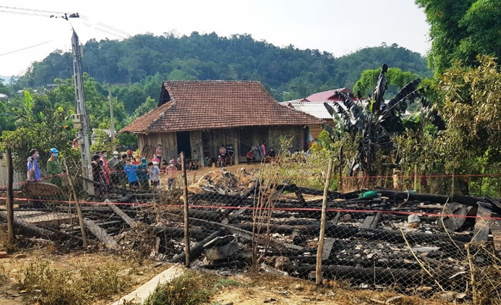Một học sinh lớp 2 tử vong do cháy nhà trong đêm: Đêm 18/5, tại căn nhà của gia đình chị Tẩn Tỏ Mẩy (xã Nà Hỳ, huyện Nậm Pồ, tỉnh Điện Biên). Khi xảy ra cháy, chỉ có một mình cháu T.S.M (7 tuổi, học sinh lớp 2 Trường Phổ thông DTNT Tiểu học số 2 xã Hà Nỳ) - con trai chị Mẩy ở nhà. Phát hiện sự việc, người dân đã nhanh chóng đến chữa cháy nhưng ngọn lửa bốc lên quá lớn, khiến cháu T.S.M tử vong trong đám cháy.