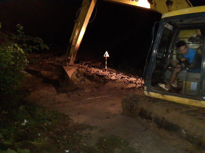 Vào khoảng thời gian trên, Km10+700 Quốc lộ 6B đoạn qua xã Chiềng La, huyện Thuận Châu đã xảy ra sạt lở ta luy dương làm bùn đất trôi hết xuống mặt đường khiến các phương tiện không thể lưu thông.