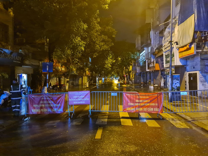 Đêm muộn 12/8, quận Ba Đình, Hà Nội đã phong tỏa một đoạn phố Đội Cấn dài khoảng 400m từ số nhà 1 đến 129 do liên quan tới 16 ca nhiễm COVID-19 phát hiện tại đây.