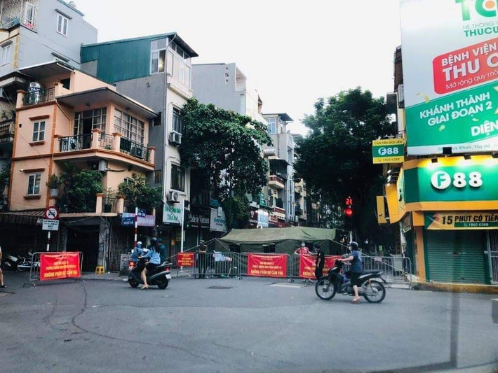 Lực lượng chức năng dựng lều dã chiến, rào chắn cứng phong tỏa đầu phố Đội Cấn và chốt cứng một số ngõ có ca nhiễm COVID-19.