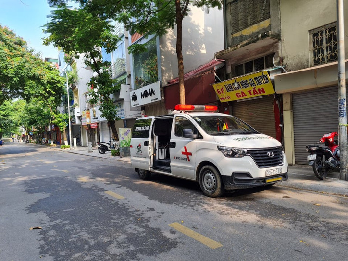 Theo CDC Hà Nội, trường hợp dương tính đầu tiên ở Đội Cấn là phụ nữ 59 tuổi. Ngày 7/8, bà có triệu chứng ho, sốt nên tự đến Bệnh viện Hồng Ngọc xét nghiệm, kết quả dương tính SARS-CoV-2.