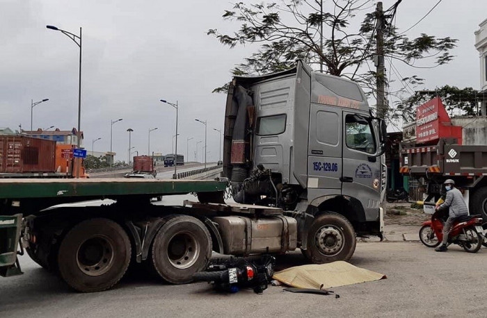 Va chạm với xe đầu kéo, tài xế xe máy tử vong: Trưa 15/3, tại chân cầu vượt Phú Xá trên đường Chùa Vẽ thuộc địa bàn phường Đông Hải 2, quận Hải An, TP Hải Phòng, xe đầu kéo do tài xế Bùi Văn D. (SN 1975, trú huyện Tiên Lãng, TP Hải Phòng) điều khiển, khi đi đến đoạn chân cầu vượt Phú Xá thì va chạm với xe máy do anh Hoa Tấn Tr. (SN 1989, trú quận Lê Chân, TP Hải Phòng) điều khiển, chạy cùng chiều khiến anh Tr. tử vong.