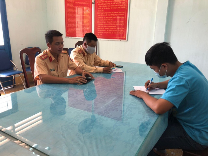 Vừa nằm vừa chạy xe”, nam thanh niên bị phạt 7 triệu đồng: Nguyễn Vũ Phú B. (SN 2002, trú phường 3, TP Vũng Tàu, tỉnh Bà Rịa – Vũng Tàu) bị người dân quay lại cảnh vừa nằm trên yên vừa chạy xe máy. Ngày 15/3, nam thanh niên bị Công an TP.Vũng Tàu mời lên làm việc và xử phạt vi phạm hành chính 7 triệu đồng về hành vi nằm trên yên xe điều khiển xe máy chạy tốc độ cao, gây nguy hiểm.