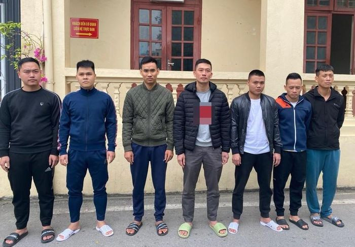 Triệt phá nhóm cá độ bóng đá 130 tỷ đồng: Trưa 5/12, Công an Thanh Hóa cho biết vừa triệt xóa hai đường dây đánh bạc với tổng giao dịch khoảng 130 tỷ đồng. Cụ thể đường dây cá độ bóng đá do Nguyễn Trọng Tùng (34 tuổi, ngụ ở thôn Bào Ngoại, phường Đông Hương, thành phố Thanh Hóa) cầm đầu và bắt giữ 6 người khác có liên quan. Theo đó, Tùng đã cùng 6 người liên quan cùng ngụ ở thành phố Thanh Hóa đã sử dụng trang mạng www.agent.vi223344.com thiết lập nhiều tài khoản cá độ bóng đá.